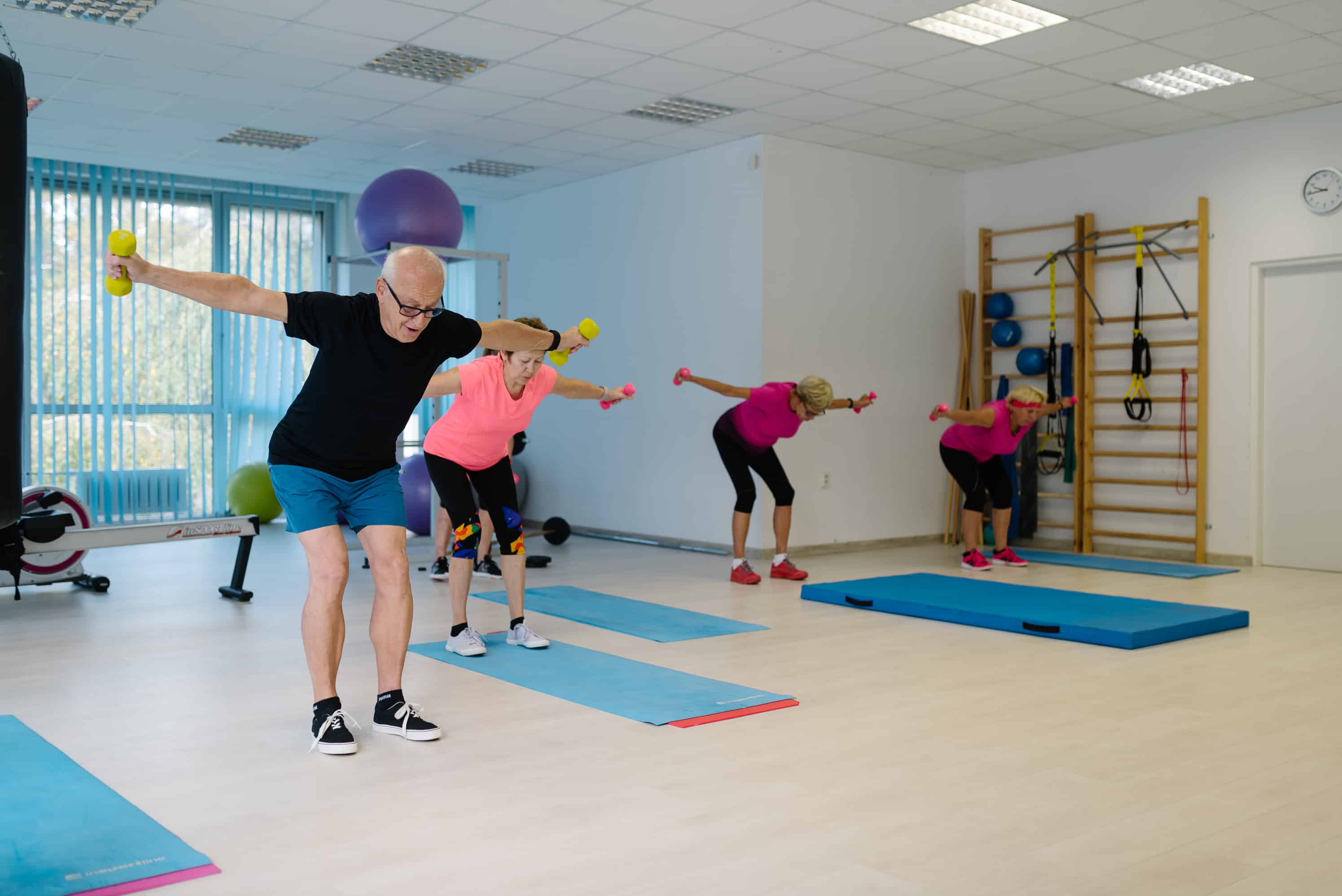 Rozhovor s trénerom Petrom Jurinom o tom, prečo je cvičenie dôležité v každom veku (+ 5 skvelých cvikov, vďaka ktorým sa budete cítiť lepšie)