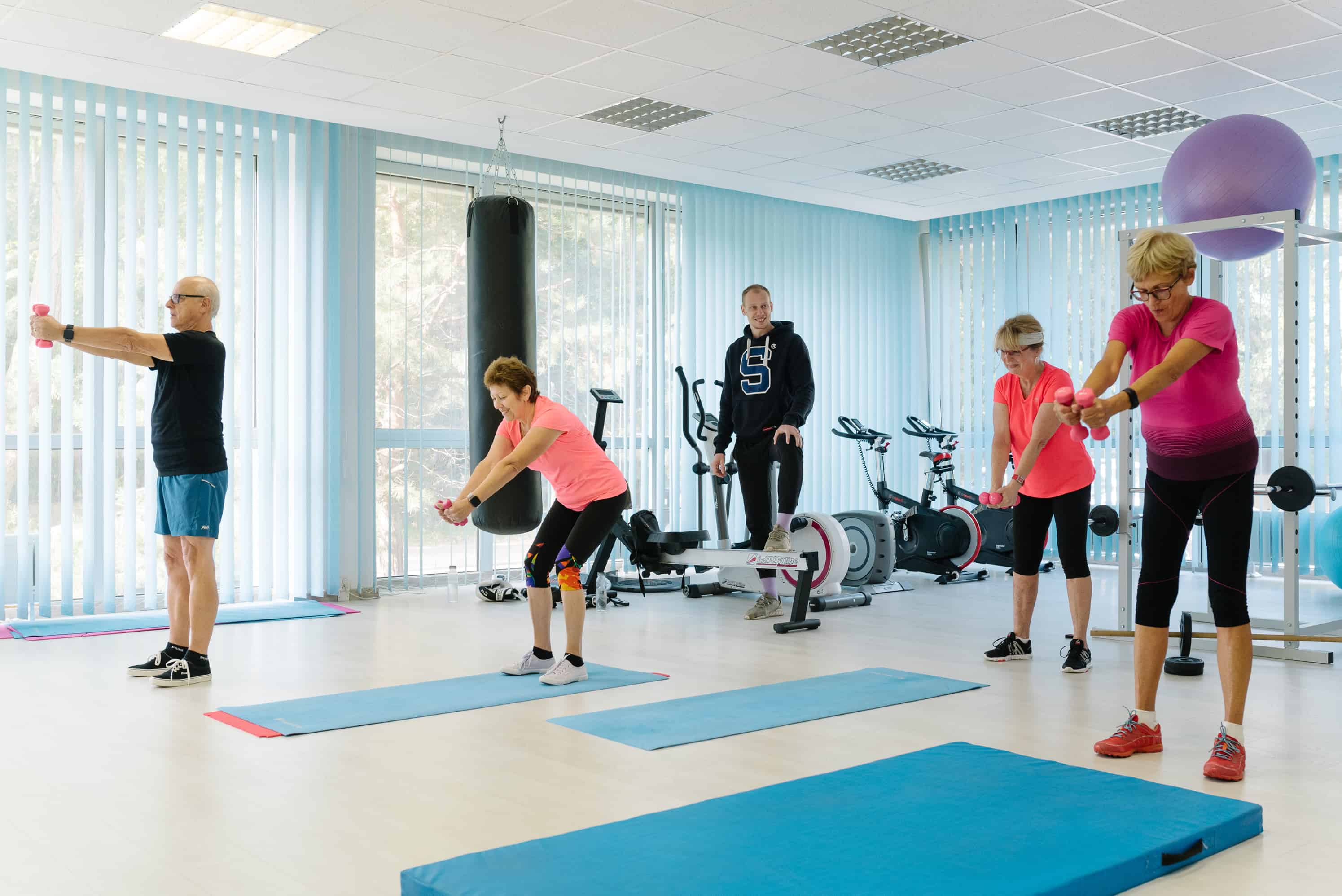 Rozhovor s trénerom Petrom Jurinom o tom, prečo je cvičenie dôležité v každom veku (+ 5 skvelých cvikov, vďaka ktorým sa budete cítiť lepšie)